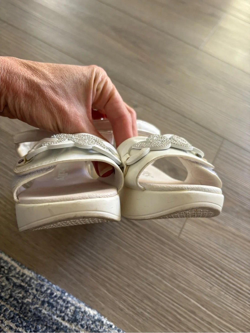 LELLI KELLY white iris platform rhinestone Velcro sandals size 32 euro / 1